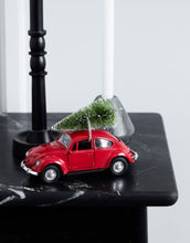 Laden Sie das Bild in den Galerie-Viewer, House Doctor Xmas Car in Rot – größeres nostalgisches Auto mit Baum als Weihnachtsdekoration.