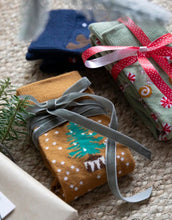 Laden Sie das Bild in den Galerie-Viewer, Graue Funny Socken aus Baumwollmischung von Det Gamle Apotek, Größe 37–41.