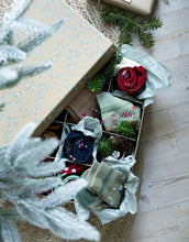 Laden Sie das Bild in den Galerie-Viewer, Graue Funny Socken aus Baumwollmischung von Det Gamle Apotek, Größe 37–41.