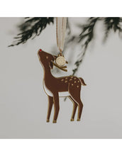 Laden Sie das Bild in den Galerie-Viewer, Baumschmuck Reh von Eulenschnitt, Metallanhänger mit roter Nase und liebevollen Details, ca. 5 x 7,9 cm, inklusive Aufhängeband.