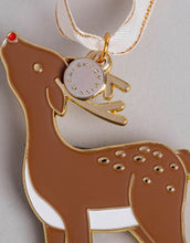 Laden Sie das Bild in den Galerie-Viewer, Baumschmuck Reh von Eulenschnitt, Metallanhänger mit roter Nase und liebevollen Details, ca. 5 x 7,9 cm, inklusive Aufhängeband.
