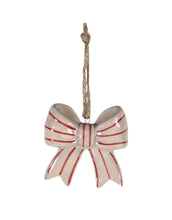 Laden Sie das Bild in den Galerie-Viewer, Hängedekoration Schleife aus Steingut in Rot-Weiß von Det Gamle Apotek – klassisch dänisches Weihnachtsornament.