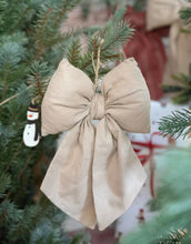 Laden Sie das Bild in den Galerie-Viewer, Beige Stoffschleife von Det Gamle Apotek – dekorative Hängedekoration aus Baumwolle und Polyester für weihnachtliche Arrangements.