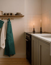 Laden Sie das Bild in den Galerie-Viewer, Geschirrtuch Christmas Fable Cream von Kähler, 70x50 cm, aus 74 % Baumwolle und 26 % Polyester, weihnachtliches Design in Creme.