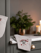 Laden Sie das Bild in den Galerie-Viewer, Geschirrtuch Christmas Fable Beige von Kähler, 70x50 cm, aus 74 % Baumwolle und 26 % Polyester, weihnachtliches Design in Beige.