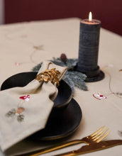 Laden Sie das Bild in den Galerie-Viewer, Stoffserviette 40x40 cm von Speedtsberg, Natural, mit gesticktem Weihnachtsbaum, 4er-Set – elegant und festlich für Advent und Weihnachten