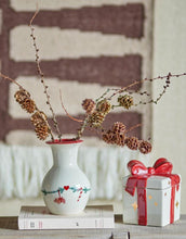 Laden Sie das Bild in den Galerie-Viewer, Bloomingville Vase Yule aus Steingut mit Weihnachtsmotiven – Naturfarben