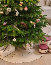 Laden Sie das Bild in den Galerie-Viewer, Runder Weihnachtsbaumteppich mit von Speedtsberg, 120 cm Durchmesser, 100 % Baumwolle, festliche Dekoration unter dem Weihnachtsbaum