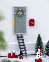 Laden Sie das Bild in den Galerie-Viewer, Mailbox von Det Gamle Apotek – Zubehör für Wichteltüren aus polyresin in rot.