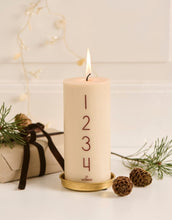 Laden Sie das Bild in den Galerie-Viewer, Weiße Adventskerze mit rotbraunen Zahlen von 1 bis 4, rustikale Optik.
