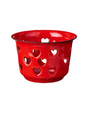 Laden Sie das Bild in den Galerie-Viewer, Roter Emaille-Kerzenhalter von Ib Laursen mit ausgestanzten Herzmotiven, passend für Teelichter.