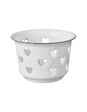 Laden Sie das Bild in den Galerie-Viewer, Weißer Emaille-Kerzenhalter von Ib Laursen mit ausgestanzten Herzmotiven, passend für Teelichter.
