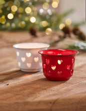 Laden Sie das Bild in den Galerie-Viewer, Weißer und Rot Emaille-Kerzenhalter von Ib Laursen mit ausgestanzten Herzmotiven, passend für Teelichter.