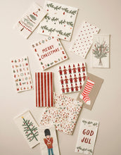 Laden Sie das Bild in den Galerie-Viewer, Papierserviette mit „God Jul“-Schriftzug und Weihnachtsgirlande in festlichen Farben.