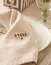 Laden Sie das Bild in den Galerie-Viewer, Stoffserviette in Beige mit „Hygge“-Schriftzug von Ib Laursen.