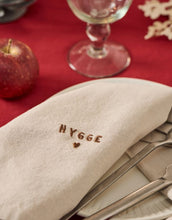 Laden Sie das Bild in den Galerie-Viewer, Stoffserviette in Beige mit „Hygge“-Schriftzug von Ib Laursen.
