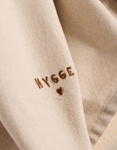 Laden Sie das Bild in den Galerie-Viewer, Stoffserviette in Beige mit „Hygge“-Schriftzug von Ib Laursen.