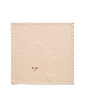 Laden Sie das Bild in den Galerie-Viewer, Stoffserviette in Beige mit „Hygge“-Schriftzug von Ib Laursen.