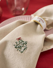 Laden Sie das Bild in den Galerie-Viewer, Stoffserviette in Leinenoptik mit Mistelzweigmotiv von Ib Laursen.