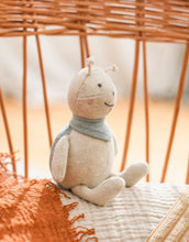 Laden Sie das Bild in den Galerie-Viewer, Babyrassel Marienkäfer I Creme/Puderblau