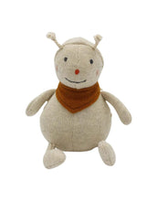 Laden Sie das Bild in den Galerie-Viewer, Babyrassel Marienkäfer I Creme/Rostrot/Bouclé