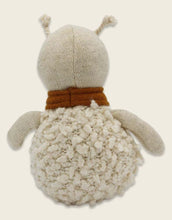 Laden Sie das Bild in den Galerie-Viewer, Babyrassel Marienkäfer I Creme/Rostrot/Bouclé