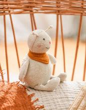 Laden Sie das Bild in den Galerie-Viewer, Babyrassel Marienkäfer I Creme/Rostrot/Bouclé