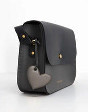 Laden Sie das Bild in den Galerie-Viewer, Reflektierender Taschenanhänger Herz in Anthrazit von Firefly Reflectors – aus weichem, lederähnlichem Material mit verstellbarem Band, stilvolles Accessoire für mehr Sichtbarkeit.