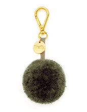 Laden Sie das Bild in den Galerie-Viewer, Reflektierender Pom Pom Anhänger in Olivgrün von Firefly Reflectors aus flauschigem Garn mit reflektierendem Faden – dekoratives und sicheres Accessoire für Taschen und Rucksäcke.