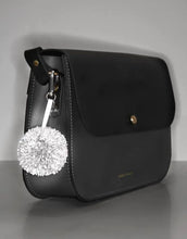 Laden Sie das Bild in den Galerie-Viewer, Reflektierender Pom Pom Anhänger in Olivgrün von Firefly Reflectors aus flauschigem Garn mit reflektierendem Faden – dekoratives und sicheres Accessoire für Taschen und Rucksäcke.