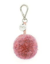 Laden Sie das Bild in den Galerie-Viewer, Reflektierender Pom Pom Anhänger in Rosa von Firefly Reflectors aus flauschigem Garn mit reflektierendem Faden und Band – stilvolles Accessoire für Taschen und Rucksäcke.