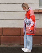 Laden Sie das Bild in den Galerie-Viewer, Bauchtasche I Checks Ecru Navy Blue