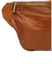 Laden Sie das Bild in den Galerie-Viewer, Bauchtasche Emila I Burned Tan