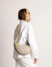 Laden Sie das Bild in den Galerie-Viewer, Padded Hip Bag Medium I Solid Stone