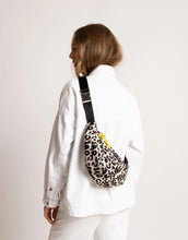 Laden Sie das Bild in den Galerie-Viewer, Padded Hip Bag Medium I Leo Splashes Black/Sand