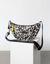 Laden Sie das Bild in den Galerie-Viewer, Padded Hip Bag Medium I Leo Splashes Black/Sand