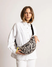 Laden Sie das Bild in den Galerie-Viewer, Padded Hip Bag Medium I Leo Splashes Black/Sand