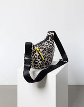 Laden Sie das Bild in den Galerie-Viewer, Padded Hip Bag Medium I Leo Splashes Black/Sand
