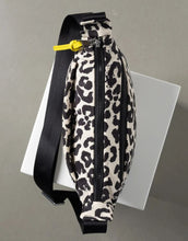 Laden Sie das Bild in den Galerie-Viewer, Padded Hip Bag Medium I Leo Splashes Black/Sand