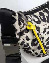 Laden Sie das Bild in den Galerie-Viewer, Padded Hip Bag Medium I Leo Splashes Black/Sand