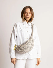 Laden Sie das Bild in den Galerie-Viewer, Padded Hip Bag Medium I Leo Splashes Grey/Sand