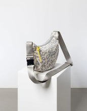 Laden Sie das Bild in den Galerie-Viewer, Padded Hip Bag Medium I Leo Splashes Grey/Sand