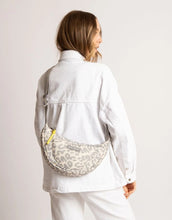 Laden Sie das Bild in den Galerie-Viewer, Padded Hip Bag Medium I Leo Splashes Grey/Sand