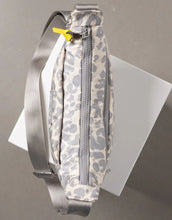 Laden Sie das Bild in den Galerie-Viewer, Padded Hip Bag Medium I Leo Splashes Grey/Sand