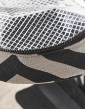 Laden Sie das Bild in den Galerie-Viewer, Kühltasche Satt I Schwarz/Off-White