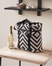 Laden Sie das Bild in den Galerie-Viewer, Kühltasche Satt I Schwarz/Off-White