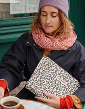 Laden Sie das Bild in den Galerie-Viewer, Laptophülle Octava 13/14" I Graou Leo Greige