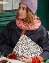 Laden Sie das Bild in den Galerie-Viewer, Laptophülle Octava 13/14" I Graou Leo Greige