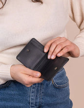 Laden Sie das Bild in den Galerie-Viewer, Portemonnaie Alex Fold-Over I Black Classic