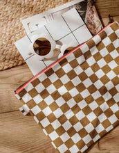 Laden Sie das Bild in den Galerie-Viewer, Pouch Lili I Checks Ecru Caramel